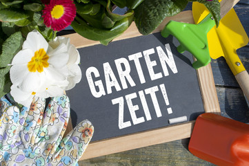  Kreidetafel mit Bin im Garten und Gartenzeit, Gartensaison