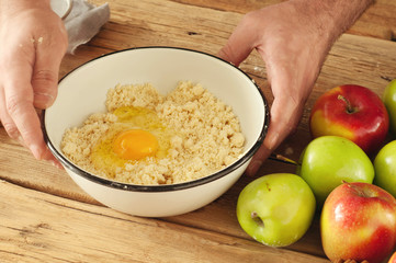 Aufkleber - Baker preparing shortbread dough for apple pie