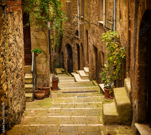 Obrazy włoskie uliczki  waska-ulica-sredniowiecznego-miasta-tufowego-pitigliano