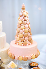 Canvas Print - Pink wedding cake decorated with macaroons