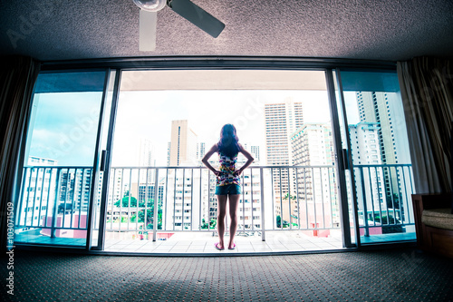 部屋の窓から外を眺める女性 Stock 写真 Adobe Stock
