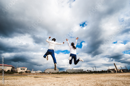 空に向かってジャンプしている男女 Stock Photo Adobe Stock 空に向かってジャンプしている男女 Stock Photo Adobe Stock