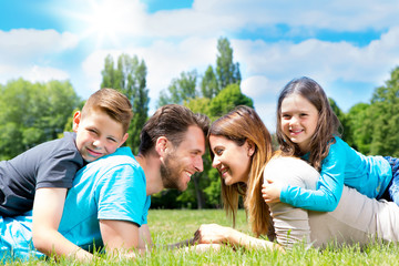 Wall Mural - familie auf der wiese