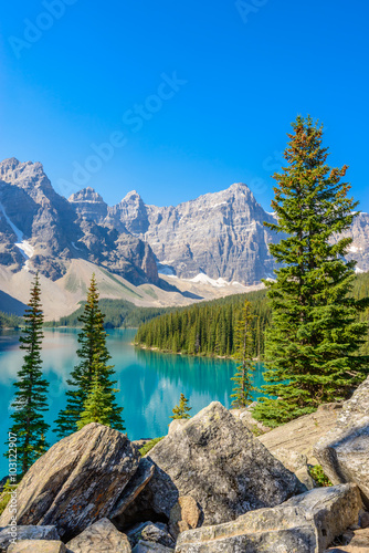Cuadros en Lienzo Majestic mountain lake in Canada.