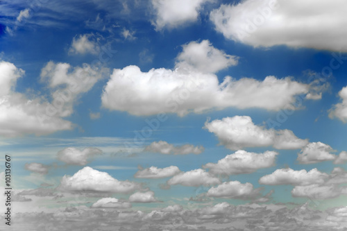 Fototapeta na wymiar Niebo w chmurach