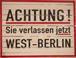 historisches Schild der Sektorengrenze in Berlin