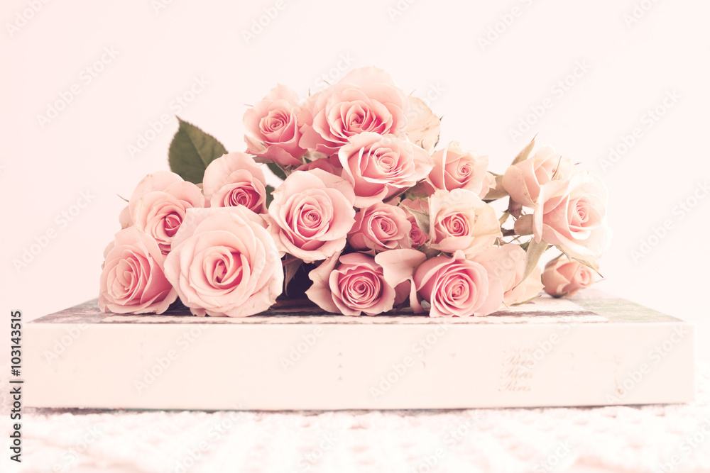 Fotovorhang - Roses over a vintage box