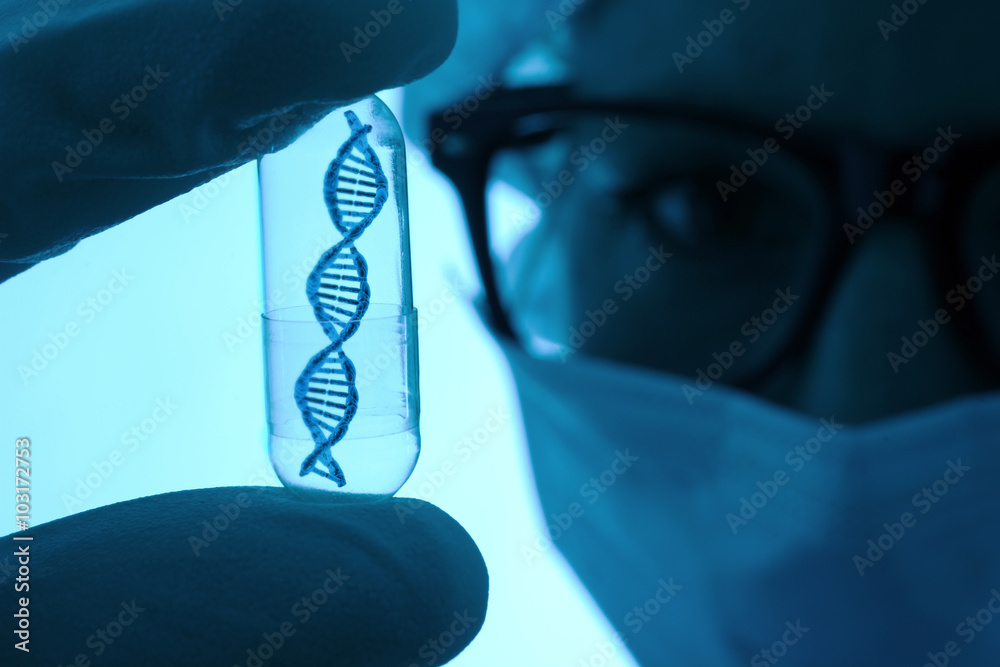 Arzt, Gentechniker oder Genetiker hält Pille oder Kapsel mit DNA Doppelhelix - obrazy, fototapety, plakaty 