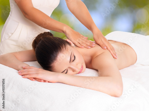 Poster Frau, die Massage der Körper im Wellness-Salon