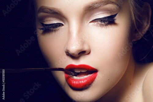 Fotografie, Obraz Krásná dívka s červené rty a Hollywood make up