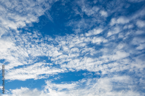 Naklejka na drzwi Beautiful white clouds in the blue sky