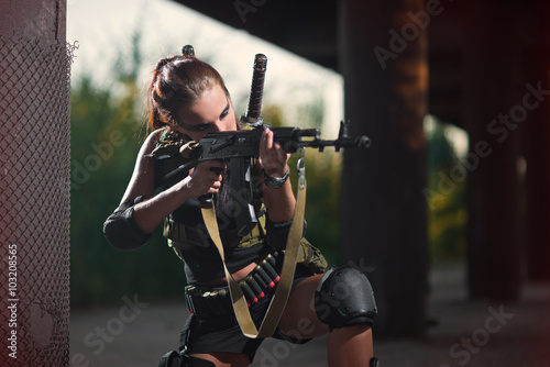 Fotografía sexy military armed girl with the weapon, sniper