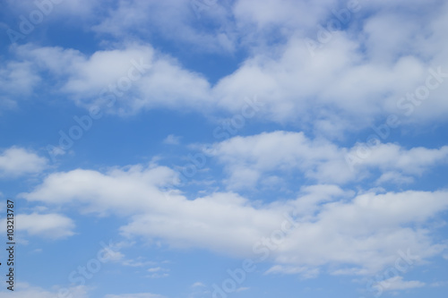 Naklejka na szafę Błękitne niebo w chmurach