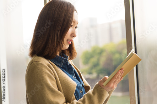 文庫本を持つ代女性 Stock Photo Adobe Stock 文庫本を持つ代女性 Stock Photo Adobe Stock
