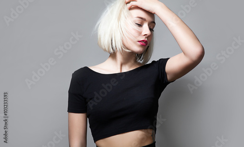 Fotografía Portrait of a young blonde woman with closed eyes and red lipstick on her lips i
