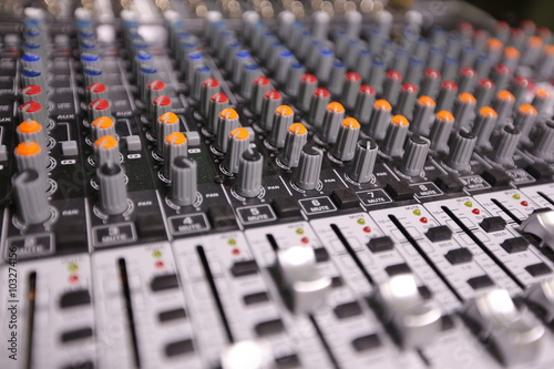 Fotografía TV editor working with video and audio mixer