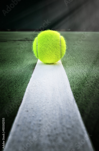 Cuadros en Lienzo Pelota de tenis en la pista de tenis