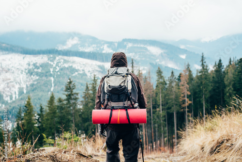 Plakat kaukaski mężczyzna piesze wycieczki w górach
