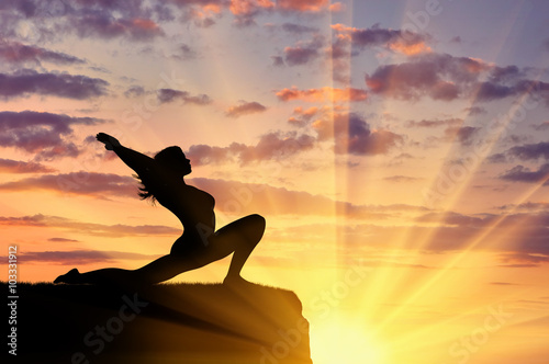 Fototapeta Silueta dívka cvičí jógu