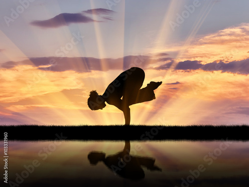 Fotografie, Obraz Silueta dívka cvičí jógu