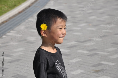 公園の少年 笑顔 横顔 花 可愛い Stock Photo Adobe Stock