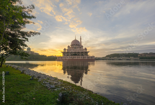 Valokuva Majestic Sunrise at Putra Mosque, Putrajaya Malaysia