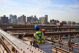 Fototapeta Maki - Worker on Brooklyn Bridge.