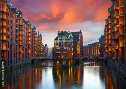 Fotografia, Obraz Old Speicherstadt in Hamburg illuminated at night