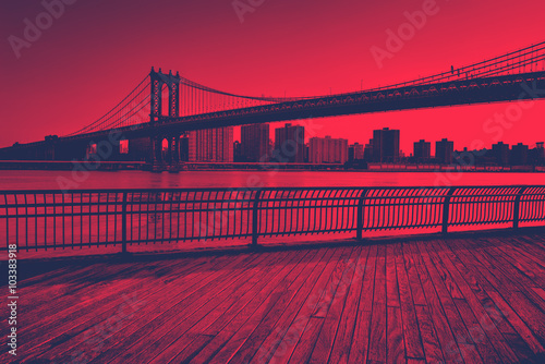 Stampa su Tela Red Toned Manhattan Bridge Spanning East River