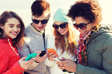 Canvas Print - smiling friends with smartphones