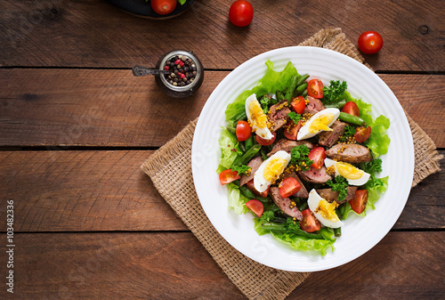 Fotografía Warm salad with chicken liver, green beans, eggs, tomatoes and balsamic dressing