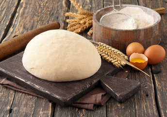 Aufkleber - fresh dough on a wooden board