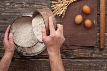 Aufkleber - baker sift the flour to make bread