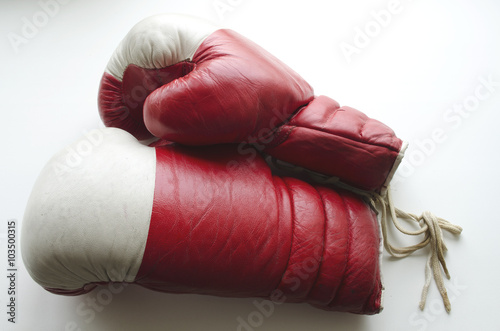 Fotografía Viejos guantes de boxeo rojos y blancos sobre un fondo claro