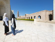 Zwei junge Frauen betrachten sich die Große Sultan-Qabus-Moschee, eine der weltweit größten Moscheen, Muscat, Maskat, Sultanat Oman, Golfstatt, Arabische Halbinsel, Naher Osten, Asien