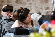 Mann Und Frau Entspannen Sich Zuhause Mit Virtual Reality Brille