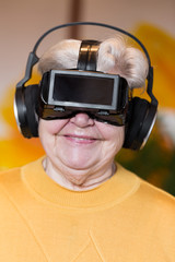 Portrait einer Seniorin mit einer Virtual realtiy Brille