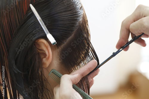 Photographie Coiffeur styliste faire couper les cheveux