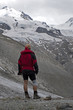 Alpinista podziwia góry w Alpach szwajcarskich