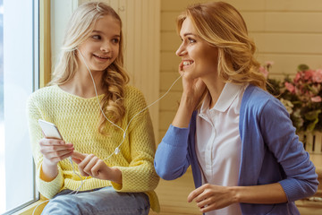 Canvas Print - Mother and daughter