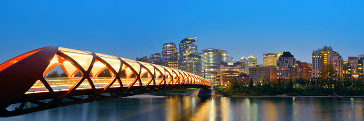 Fototapete - Calgary cityscape with Peace Bridge and downtown skyscrapers in Alberta at night, Canada.