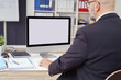 © contrastwerkstatt - geschäftsmann am schreibtisch schaut auf seinen pc