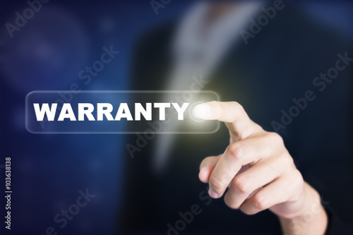 Fotografía Businessman pressing a WARRANTY concept button