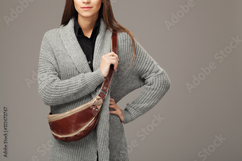 Fotografía Elegant model in gray woven cardigan with a leather fanny pack
