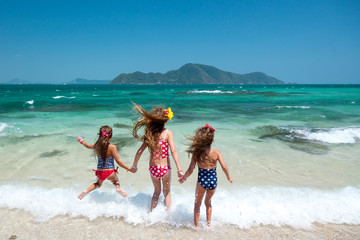 Wall Mural - Kids at the beach