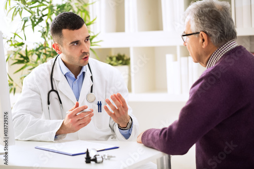 Fotografía Doctor talking with patient