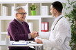 © didesign - Doctor congratulating senior patient on recovery