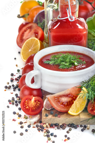 domowa-zupa-pomidorowa-z-ziolami-i-przyprawami