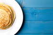 Pfannkuchen Pancakes Eierkuchen Crepes Gebäck Dessert Teller auf Holz Tisch