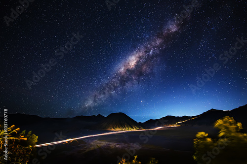 Fotomural Milky way across Mt.Bromo,East Java,Indonesia